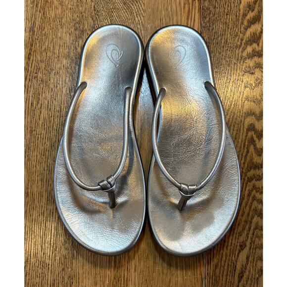 Olukai Huawai Leather Thong Sandal in Bubbly Metallic Gold Measures Sz 11.5 - Picture 1 of 6